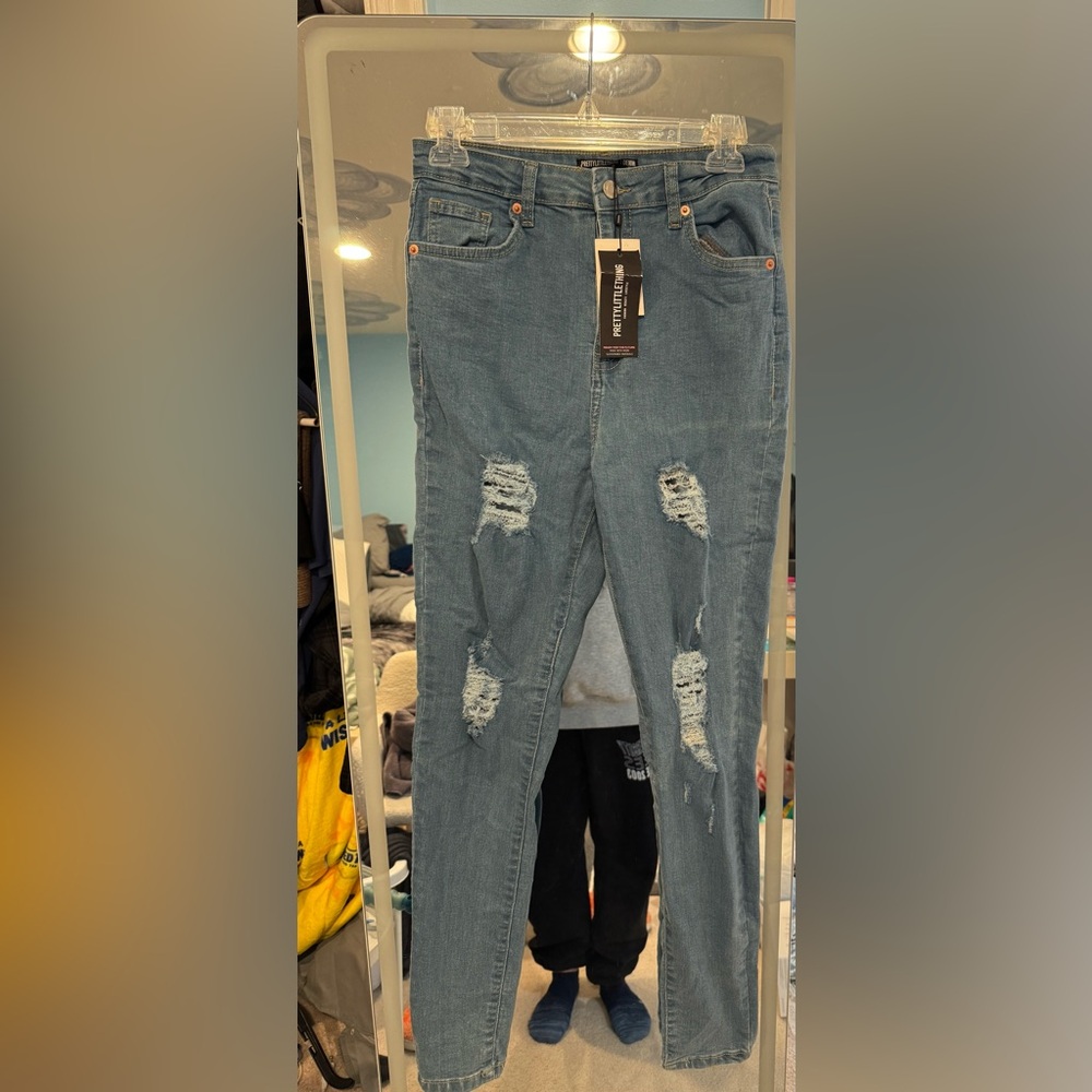 Distressed skinny jeans from PrettyLittleThing, size US 6 (UK 10 / EU 38).